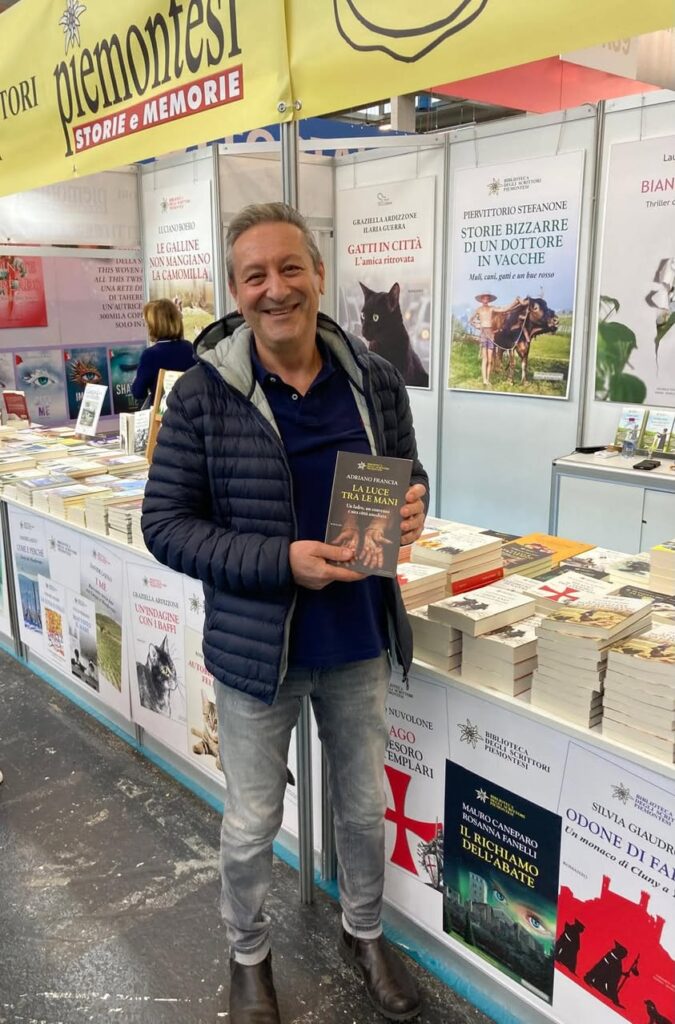 Salone del libro 2024, firmacopie "La luce tra le mani"